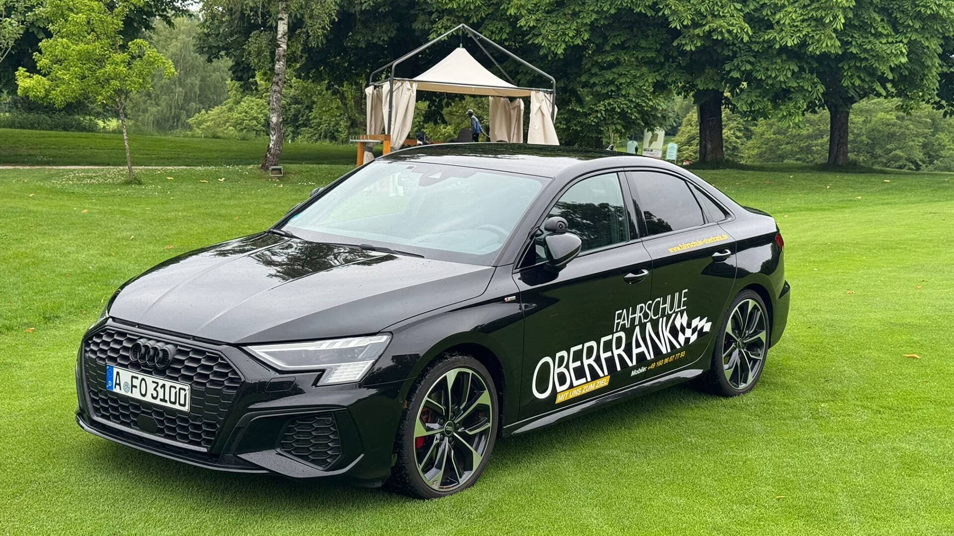 Schwarzer Audi A3 der Fahrschule Oberfrank