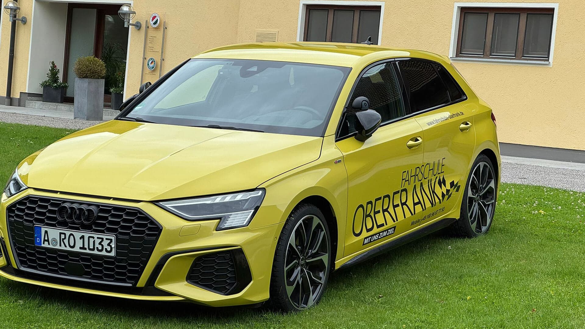 Gelber Audi A3 der Fahrschule Oberfrank